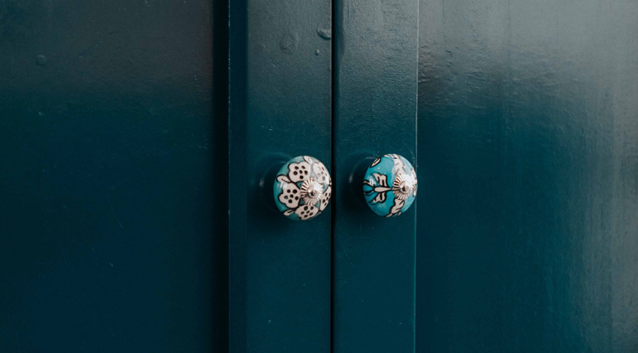 Cabinet doorknobs